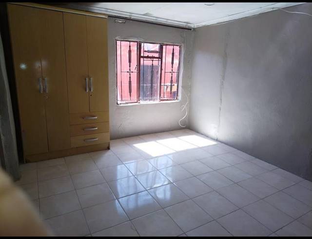 10 BEDROOM HOUSE FOR SALE IN ENTSHONALANGA